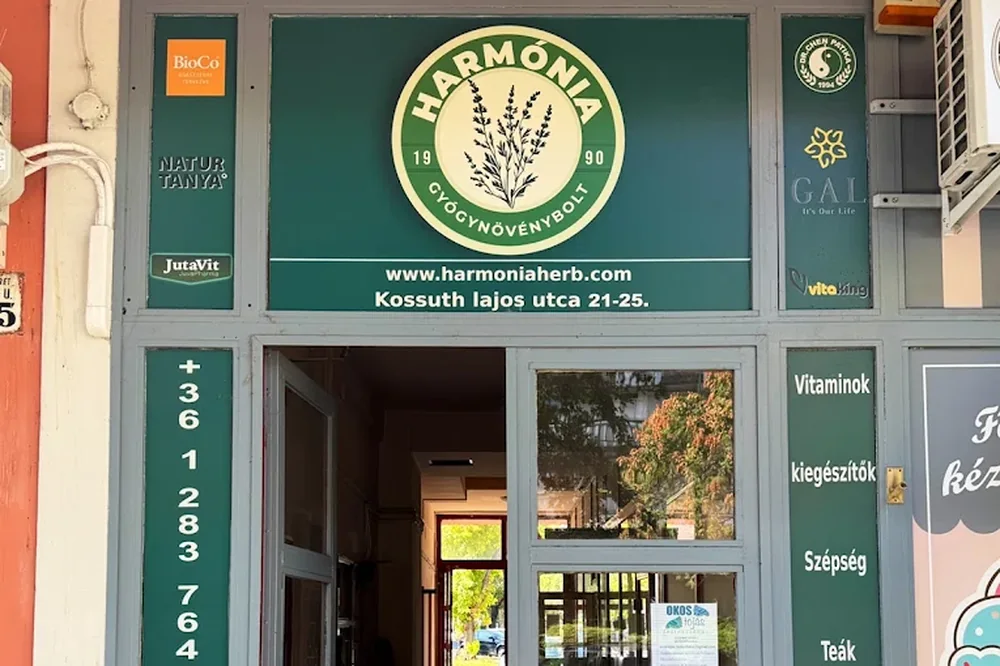 A Harmónia Gyógynövény Bolt bejárata, 1203 Budapest, Kossuth Lajos utca 21-25.